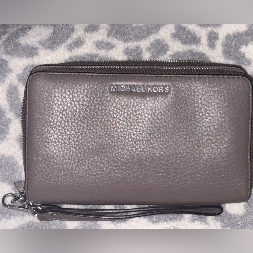 Super RARE Double zip MK wristlet with subtle shimmer in color